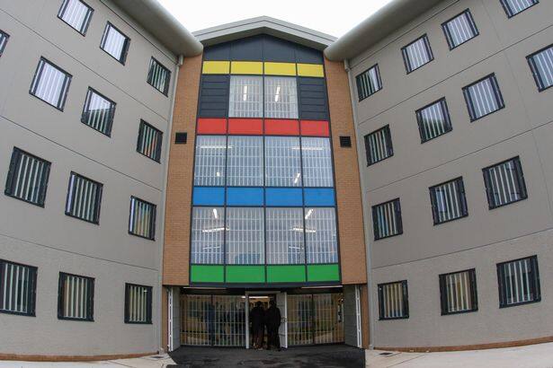 ਜੇਲ ਨੂੰ ਤਿੰਨ ਬਲਾਕਾਂ ਵਿੱਚ ਵੰਡਿਆ ਗਿਆ ਹੈ। ਹਰ ਬਲਾਕ ਵਿੱਚ 702 ਕੈਦੀ ਰੱਖੇ ਜਾ ਸਕਦੇ ਹਨ। ਤਿੰਨੇ ਬਲਾਕਾਂ ਦੇ ਨਾਂ ਉੱਤਰੀ ਵੇਲਜ਼ ਦੀਆਂ ਝੀਲਾਂ ਦੇ ਨਾਂ ਉੱਤੇ ਰੱਖੇ ਗਏ ਹਨ।