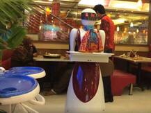 ਪਾਕਿਸਤਾਨੀ ਦੇ ਇਸ ਰੈਸਟੋਰੈਂਟ \'ਚ ਰੋਬੋਟ ਖਾਣਾ ਪਰੋਸਦੈ