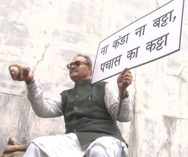 ਚੰਡੀਗੜ੍ਹ: 'ਨਾ ਕੰਡਾ ਨਾ ਵੱਟਾ 50 ਦਾ ਗੱਟਾ', ਇਸ ਬੈਨਰ ਹੇਠ ਇੰਡੀਅਨ ਨੈਸ਼ਨਲ ਲੋਕ ਦਲ (ਇਨੈਲੋ) ਦੇ ਆਗੂ ਹਰਿਆਣਾ ਵਿਧਾਨ ਸਭਾ ਦੇ ਬਾਹਰ ਪ੍ਰਦਰਸ਼ਨ ਕਰ ਰਹੇ ਹਨ। ਆਲੂ ਦੀਆਂ ਬੋਰੀਆਂ ਨੂੰ ਨਾਲ ਲੈ ਕੇ ਇਨੈਲੋ ਦੇ ਆਗੂਆਂ ਨੇ ਵਿਧਾਨ ਸਭਾ ਦੇ ਬਾਹਰ ਡੇਰੇ ਲਾਏ ਹੋਏ ਹਨ। ਇਨ੍ਹਾਂ ਹੀ ਨਹੀਂ ਵਿਧਾਇਕਾਂ ਤੇ ਮੰਤਰੀਆਂ ਨੂੰ 50 ਰੁਪਏ ਕਿੱਲੋ ਦੇ ਹਿਸਾਬ ਨਾਲ ਆਲੂ ਵੇਚ ਰਹੇ ਹਨ।