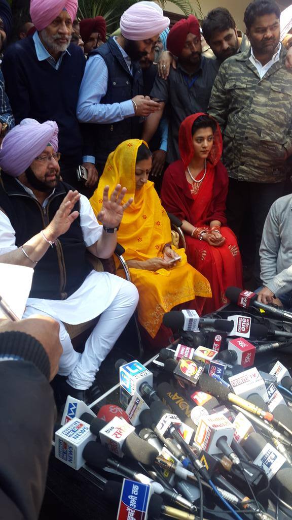 ਚੰਡੀਗੜ੍ਹ ਵਿੱਚ ਜਿੱਤ ਤੋਂ ਬਾਅਦ ਪੱਤਰਕਾਰਾਂ ਨਾਲ ਗੱਲਬਾਤ ਕਰਦੇ ਹੋਏ ਕੈਪਟਨ ਅਮਰਿੰਦਰ ਸਿੰਘ।