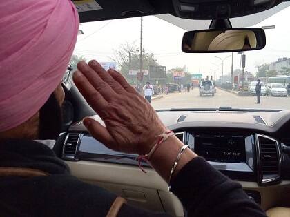 ਚੰਡੀਗੜ੍ਹ ਤੋਂ ਬਾਅਦ ਪਟਿਆਲਾ ਜਾਂਦੇ ਹੋਏ ਕੈਪਟਨ ਅਮਰਿੰਦਰ ਸਿੰਘ ਰਾਸਤੇ ਵਿੱਚ ਇੱਕ ਪੁਲਿਸ ਵਾਲੇ ਨੂੰ ਸਲੂਟ ਕਰਦਾ ਹੋਇਆ। 