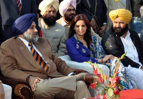 ਸੱਤਾ ਪਰਿਵਰਤਨ ਤੋਂ ਪਹਿਲਾਂ ਰੂਬੀ ਡੱਲਾ ਸੁਖਬੀਰ ਸਿੰਘ ਬਾਦਲ ਨਾਲ।