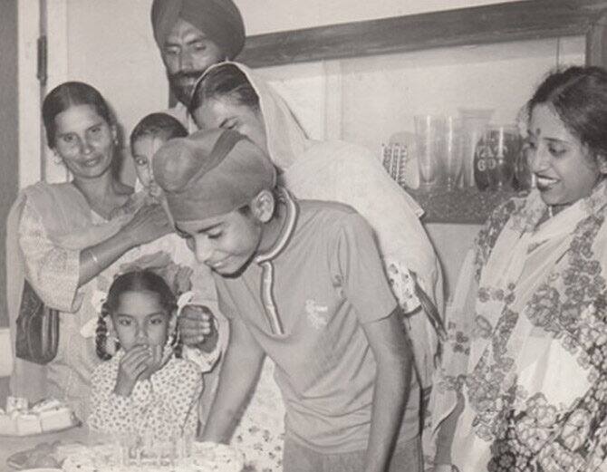 ਸਿੱਧੂ ਆਪਣੀ ਮਾਤਾ ਅਤੇ ਹੋਰ ਪਰਿਵਾਰਕ ਮੈਂਬਰਾਂ ਨਾਲ ਨਵਜੋਤ ਸਿੰਘ ਸਿੱਧੂ।