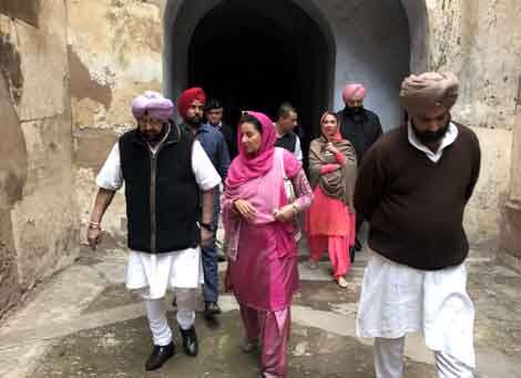 ਕੈਪਟਨ ਅਮਰਿੰਦਰ ਸਿੰਘ ਧਰਮ ਪਤਨੀ ਪਰਨੀਤ ਕੌਰ ਨਾਲ ਕੋਈ ਨੁਕਤਾ ਸਾਂਝਾ ਕਰਦੇ ਹੋਏ।