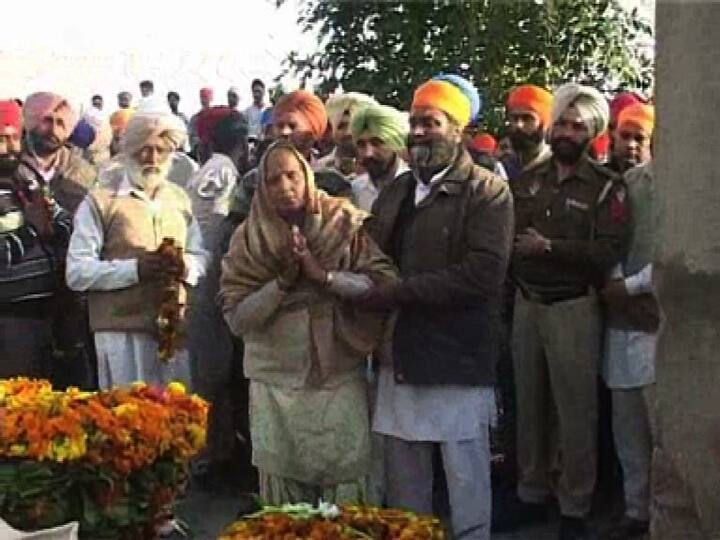 ਸ਼ਨੀਵਾਰ ਨੂੰ ਹੋਏ ਨਕਸਲੀ ਹਮਲੇ ‘ਚ CRPF ਦੇ 12 ਜਵਾਨ ਸ਼ਹੀਦ ਹੋਏ ਸਨ। ਜਿੰਨ੍ਹਾਂ ‘ਚ ਪੰਜਾਬ ਦੇ ਗੁਰਦਾਸਪੁਰ ਦੇ ਰਹਿਣ ਵਾਲੇ ਇੰਸਪੈਕਟਰ ਜਗਜੀਤ ਸਿੰਘ ਸ਼ਾਮਲ ਸਨ। ਜਗਜੀਤ ਸਿੰਘ ਸੀਆਰਪੀਐਫ ਦੀ 219 ਬਟਾਲੀਅਨ ‘ਚ ਤਾਇਨਾਤ ਸਨ। ਉਹ ਸਾਲ 2002 ‘ਚ ਭਰਤੇ ਹੋਏ ਸਨ। ਪਹਿਲਾਂ ਚੰਡੀਗੜ੍ਹ ਤੇ ਹੋਰ ਵੱਖ ਵੱਖ ਥਾਵਾਂ ‘ਤੇ ਪੋਸਟਡ ਰਹੇ। ਕੁੱਝ ਸਮਾਂ ਪਹਿਲਾਂ ਹੀ ਛੱਤੀਸਗੜ੍ਹ ‘ਚ ਉਨ੍ਹਾਂ ਦੀ ਡਿਊਟੀ ਲੱਗੀ ਸੀ। ਸ਼ਹੀਦ ਜਗਜੀਤ ਦੇ ਪਰਿਵਾਰ ‘ਚ ਪਤਨੀ 10 ਸਾਲ ਦਾ ਬੇਟਾ ਤੇ 3 ਸਾਲ ਦੀ ਧੀ ਹਨ।