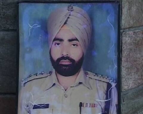 ਸ਼ਹੀਦ ਜਗਜੀਤ ਨੂੰ ਆਖਰੀ ਵਿਦਾਈ ਦੀਆਂ ਤਸਵੀਰਾਂ ਸ਼ਹੀਦ ਜਗਜੀਤ ਨੂੰ ਆਖਰੀ ਵਿਦਾਈ ਦੀਆਂ ਤਸਵੀਰਾਂ
