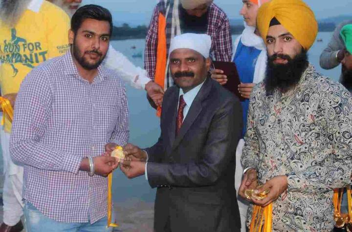  ਰੈਲੀ ਦਾ ਪਹਿਲਾ ਪੜਾਅ 17 ਸੈਕਟਰ ਚੰਡੀਗੜ ਦਾ ਬਜ਼ਾਰ ਸੀ, ਜਿੱਥੇ ਕਈ ਲੋਕਾਂ ਨੇ ਇਹ ਵਾਅਦੇ ਕੀਤੇ। 