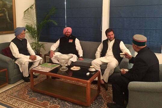 ਸਾਬਕਾ ਪ੍ਰਧਾਨ ਮੰਤਰੀ ਮਨਮੋਹਨ ਸਿੰਘ, ਕਾਂਗਰਸ ਦੇ ਉਪ ਪ੍ਰਧਾਨ ਰਾਹੁਲ ਗਾਂਧੀ , ਕੈਪਟਨ ਅਮਰਿੰਦਰ ਸਿੰਘ, ਅਮਰਿੰਦਰ ਸਿੰਘ ਅਤੇ ਹਿਮਾਚਲ ਦੇ ਮੁੱਖ ਮੰਤਰੀ ਵੀਰਭੱਦਰ ਸਿੰਘ ਆਪਸ ਵਿੱਚ ਗੱਲਬਾਤ ਕਰਦੇ ਹੋਏ। 
