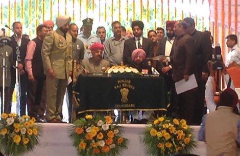 ਕੈਪਟਨ ਅਮਰਿੰਦਰ ਸਿੰਘ ਨੇ ਪੰਜਾਬ ਰਾਜ ਭਵਨ ਵਿੱਚ ਹੋਏ ਸਮਾਗਮ ਦੌਰਾਨ ਸੂਬੇ ਦੇ ਮੁੱਖ ਮੰਤਰੀ ਵਜੋਂ ਸਹੁੰ ਚੁੱਕ ਲਈ ਹੈ। 