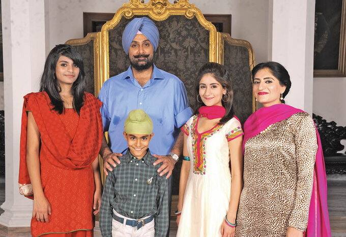 ਕੈਪਟਨ ਅਮਰਿੰਦਰ ਸਿੰਘ ਦੇ ਬੇਟਾ ਯੁਵਰਾਜ ਰਣਇੰਦਰ ਸਿੰਘ ਆਪਣੇ ਪਰਿਵਾਰ ਨਾਲ। 