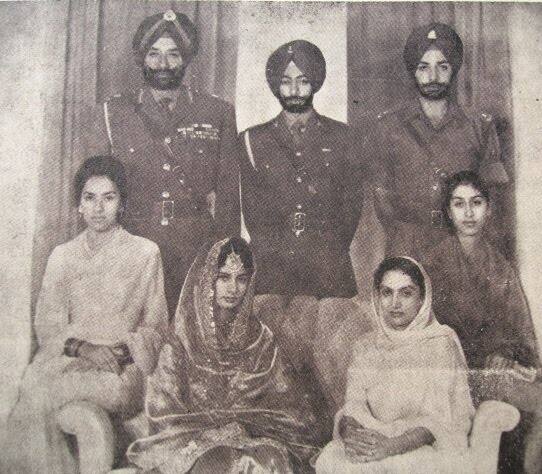ਕੈਪਟਨ ਅਮਰਿੰਦਰ ਸਿੰਘ ਆਪਣੇ ਵਿਆਹ ਦੇ ਸਮੇਂ ਪਰਿਵਾਰਕ ਮੈਂਬਰਾਂ ਨਾਲ਼।