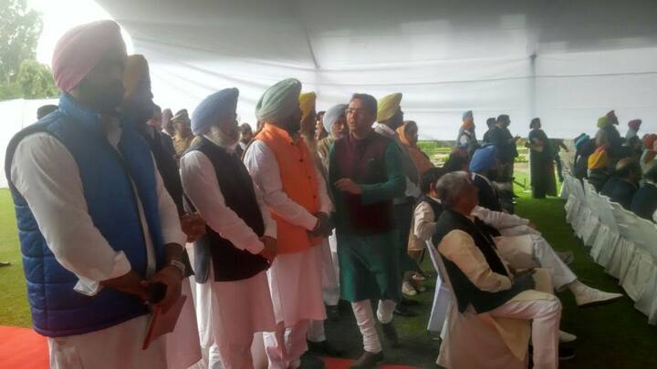 ਆਮ ਆਦਮੀ ਪਾਰਟੀ ਨੇ ਸਹੁੰ ਚੁੱਕ ਸਮਾਗਮ ਦੌਰਾਨ ‘ਆਪ’ ਵਿਧਾਇਕਾਂ ਨਾਲ ਮਤਰੇਈ ਮਾਂ ਵਰਗਾ ਸਲੂਕ ਕਰਨ ਦਾ ਇਲਜ਼ਾਮ ਲਾਇਆ ਹੈ। 