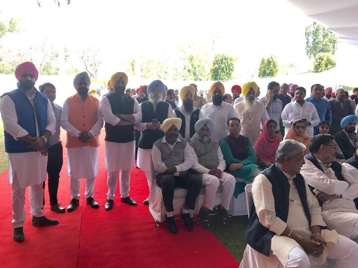 ਚੰਡੀਗੜ੍ਹ ਵਿਖੇ ਪੱਤਰਕਾਰਾਂ ਨਾਲ ਗੱਲਬਾਤ ਕਰਦਿਆਂ ‘ਆਪ’ ਦੇ ਸੀਨੀਅਰ ਨੇਤਾ ਤੇ ਦਾਖਾ ਤੋਂ ਵਿਧਾਇਕ ਐਚ.ਐਸ. ਫੂਲਕਾ ਤੇ ਭੁਲੱਥ ਤੋਂ ਵਿਧਾਇਕ ਤੇ ਚੀਫ ਵ੍ਹਿਪ ਸੁਖਪਾਲ ਸਿੰਘ ਖਹਿਰਾ ਨੇ ਕਿਹਾ ਕਿ ਜਨਤਾ ਵੱਲੋਂ ਚੁਣੇ ਗਏ ‘ਆਪ’ ਦੇ ਨੁਮਾਇੰਦਿਆਂ ਦੇ ਬੈਠਣ ਲਈ ਕੋਈ ਪ੍ਰਬੰਧ ਨਹੀਂ ਕੀਤਾ ਗਿਆ। 