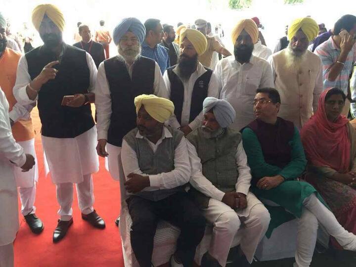 ਇਹੀ ਸੰਦੇਸ਼ ਦੇਣ ਲਈ ਆਮ ਆਦਮੀ ਪਾਰਟੀ ਦੇ ਵਿਧਾਇਕਾਂ ਨੇ ਕੈਪਟਨ ਦੇ ਸੰਹੁ ਚੱਕ ਸਮਾਗਮ ਵਿੱਚ ਸ਼ਾਮਲ ਹੋਏ ਸਨ ਪਰ ਕੈਪਟਨ ਸਰਕਾਰ ਨੇ ਗੈਰ ਜਿਮੇਦਾਰੀ ਵਾਲਾ ਵਿਵਹਾਰ ਕੀਤਾ ਜੋ ਨਿੰਦਣਯੋਗ ਹੈ