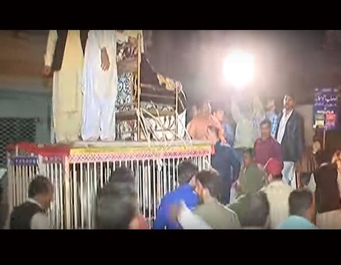 ਲਾੜੀ ਦੇ ਘਰ ਵਾਲਿਆਂ ਨੇ 5 ਕਰੋੜ ਪਾਕਿਸਤਾਨੀ ਰੁਪਏ ਦਹੇਜ ਦੇ ਰੂਪ 'ਚ ਦਿੱਤੇ, ਜਿਸ ਨੂੰ ਵਿਆਹ 'ਚ ਵੀ ਪ੍ਰਦਰਸ਼ਿਤ ਕੀਤਾ ਗਿਆ।