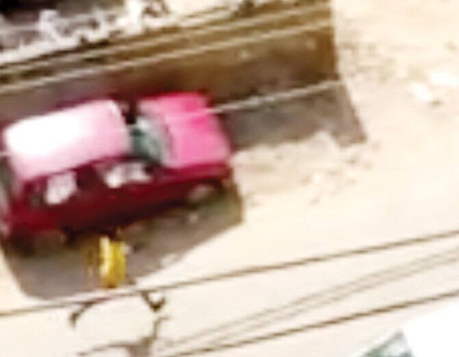 ਹਮਲੇ ਤੋਂ ਬਾਅਦ ਹਮਲਾਵਰ ਭੱਜਦੇ ਹੋਏ।