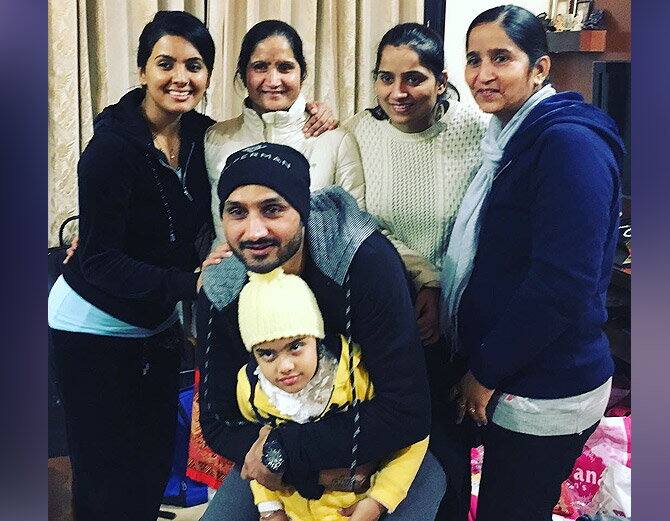 ਹਰਭਜਨ ਸਿੰਘ ਆਪਣੀਆਂ ਭੈਣਾਂ ਅਤੇ ਪਤਨੀ ਗੀਤਾ ਬਸਰਾ ਨਾਲ ।