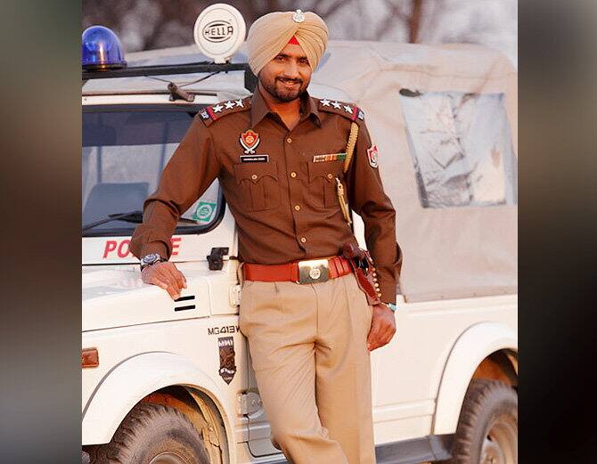 ਹਰਭਜਨ ਸਿੰਘ ਪੰਜਾਬ ਪੁਲਿਸ ਵਿੱਚ ਡੀ ਐਸ ਪੀ ਦੇ ਅਹੁਦੇ ਉਤੇ ਵੀ ਹੈ। 