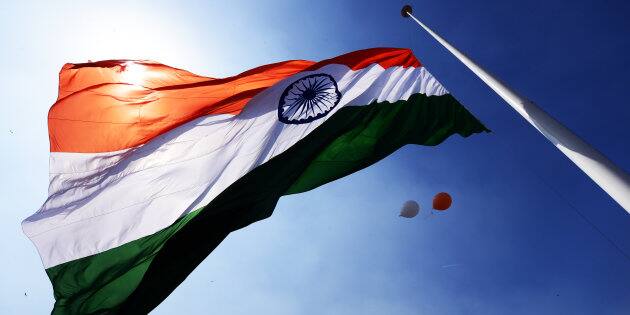 ਦੋਹਾਂ ਦੇਸ਼ਾਂ ਦੀ ਸਰਹੱਦ 'ਤੇ ਲਹਿਰਾਏ ਗਏ ਝੰਡੇ ਦੇ ਫਟ ਜਾਣ ਦੀ ਖ਼ਬਰ ਸੁਰੱਖਿਆ ਏਜੰਸੀਆਂ ਨੇ ਗ੍ਰਹਿ ਮੰਤਰਾਲੇ ਤਕ ਪਹੁੰਚਾਈ ਜਿਸ ਕਾਰਨ ਇੰਜੀਨੀਅਰਾਂ ਦੀ ਟੀਮ ਨੇ ਉਸ ਨੂੰ ਤੁਰਤ ਉਤਾਰ ਦਿਤਾ। ਝੰਡੇ ਨੂੰ ਉਤਾਰਨ ਤੋਂ ਬਾਅਦ ਦੇਰ ਸ਼ਾਮ ਤਕ ਝੰਡਾ ਨਾ ਲਹਿਰਾਇਆ ਗਿਆ। 