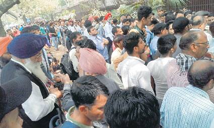 ਸੜਕ ਹਾਦਸਾ ਬਠਿੰਡਾ ਬਰਨਾਲਾ ਹਾਈਵੇ 'ਤੇ ਵਾਪਰਿਆ ਹੈ। ਟੱਕਰ ਇੰਨੀ ਜ਼ਬਰਦਸਤ ਸੀ ਕਿ ਕਾਰ ਬੁਰੀ ਤਰਾਂ ਨੁਕਸਾਨੀ ਗਈ ਹੈ। 