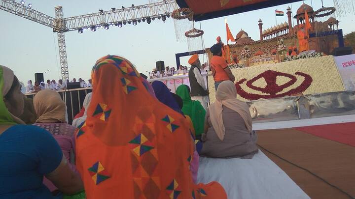 ਇਸ ਦੌਰਾਨ ਲਾਲ ਕਿਲੇ 'ਤੇ ਸ੍ਰੀ ਗੁਰੂ ਗ੍ਰੰਥ ਸਾਹਿਬ ਜੀ ਦਾ ਪ੍ਰਕਾਸ਼ ਕੀਤਾ ਗਿਆ ਅਤੇ ਵੱਡੀ ਗਿਣਤੀ ਵਿੱਚ ਸੰਗਤ ਨੇ ਹਾਜ਼ਰੀ ਭਰੀ।