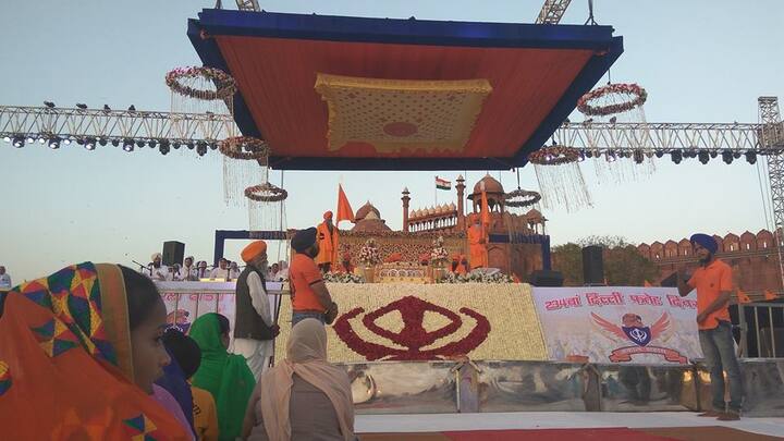 ਇਸ ਦੌਰਾਨ ਲਾਲ ਕਿਲੇ 'ਤੇ ਸ੍ਰੀ ਗੁਰੂ ਗ੍ਰੰਥ ਸਾਹਿਬ ਜੀ ਦਾ ਪ੍ਰਕਾਸ਼ ਕੀਤਾ ਗਿਆ ਅਤੇ ਵੱਡੀ ਗਿਣਤੀ ਵਿੱਚ ਸੰਗਤ ਨੇ ਹਾਜ਼ਰੀ ਭਰੀ।