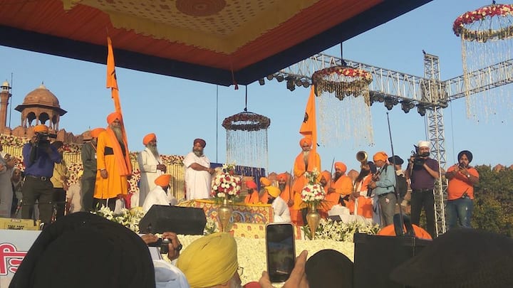 ਇਸ ਦੌਰਾਨ ਲਾਲ ਕਿਲੇ 'ਤੇ ਸ੍ਰੀ ਗੁਰੂ ਗ੍ਰੰਥ ਸਾਹਿਬ ਜੀ ਦਾ ਪ੍ਰਕਾਸ਼ ਕੀਤਾ ਗਿਆ ਅਤੇ ਵੱਡੀ ਗਿਣਤੀ ਵਿੱਚ ਸੰਗਤ ਨੇ ਹਾਜ਼ਰੀ ਭਰੀ।