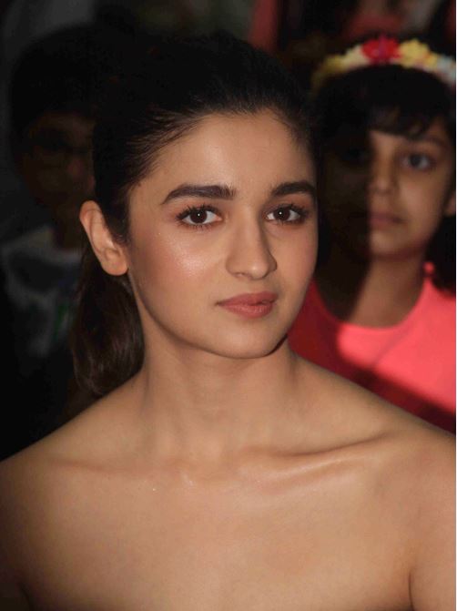 ਆਫ ਸ਼ੋਲਡਰ ਟੌਪ ਵਿੱਚ ਕਿਉਟ ਲੱਗੀ ਆਲੀਆ 