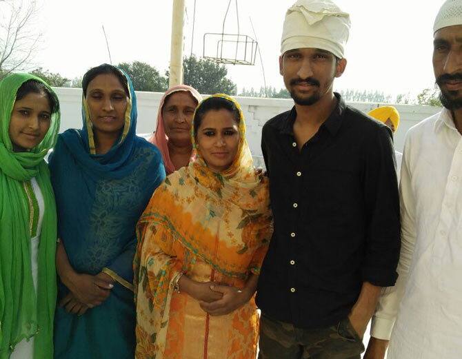  ਇੰਡੀਅਨ ਆਈਡਲ ਦੇ ਟਾਪ -3 ਵਿੱਚ ਪਹੁੰਚਿਆ ਬਾਦਲ ਪਿੰਡ ਦਾ ਖ਼ੁਦਾ ਬਖ਼ਸ਼ ਇਸ ਸਮੇਂ ਪੂਰੇ ਦੇਸ਼ ਵਿੱਚ ਆਪਣੀ ਗਾਇਕੀ ਲਈ ਜਾਣਿਆਂ ਜਾਂਦਾ ਹੈ।