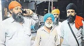 ਸ ਤੋਂ ਬਾਅਦ ਨਿਰਭੈ ਸਿੰਘ ਅਤੇ ਸਾਥੀਆਂ ਨੇ ਗੋਲੀਆਂ ਚਲਾਈਆਂ ਜਿਸ ਵਿੱਚ ਉਸ ਦੇ ਪਤੀ ਕੁਲਵੰਤ ਸਿੰਘ ਅਤੇ ਉਸ ਦੇ ਭਤੀਜੇ ਗੁਰਵਿੰਦਰ ਸਿੰਘ ਦੀ ਮੌਤ ਹੋ ਗਈ। ਹਮਲੇ ਵਿੱਚ ਪਰਮਜੀਤ ਕੌਰ ਅਤੇ ਉਸ ਦਾ ਭਰਾ ਬੁੱਧ ਸਿੰਘ ਜ਼ਖਮੀ ਹੋਏ ਹਨ। ਬੁਰੀ ਤਰ੍ਹਾਂ ਜ਼ਖਮੀ ਬੁੱਧ ਸਿੰਘ ਨੇ ਪੁਲਿਸ ਨੂੰ ਦਿੱਤੇ ਆਪਣੇ ਬਿਆਨ ਵਿੱਚ ਆਖਿਆ ਹੈ ਕਿ ਜਿਸ ਸਮੇਂ ਹਮਲਾ ਹੋਇਆ ਉਹ ਸੁੱਤੇ ਪਏ ਸਨ ਅਤੇ ਫਾਇਰਿੰਗ ਦੀ ਆਵਾਜ਼ ਸੁਣਦੇ ਸਾਰ ਹੀ ਉਨ੍ਹਾਂ ਨੇ ਲੁਕਣ ਦੀ ਕੋਸ਼ਿਸ਼ ਕੀਤੀ। ਪਰ ਹਮਲਾਵਰਾਂ ਨੇ ਘਰ ਵਿੱਚ ਦਾਖਲ ਹੋ ਕੇ ਗੋਲੀਆਂ ਚਲਾਈਆਂ ਜਿਸ ਵਿੱਚ ਉਹ ਖ਼ੁਦ ਗੰਭੀਰ ਰੂਪ ਵਿੱਚ ਜ਼ਖਮੀ ਹੋ ਗਿਆ। ਝਗੜਾ ਸ਼ਾਮਲਾਟ ਜ਼ਮੀਨ ਉੱਤੇ ਕਬਜ਼ੇ ਨੂੰ ਲੈ ਕੇ ਹੋਇਆ ਦੱਸਿਆ ਜਾ ਰਿਹਾ ਹੈ।