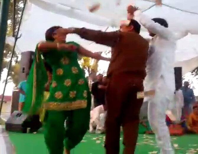  ਅਸਲ ਵਿੱਚ ਵੀਡੀਓ ਵਿੱਚ ਜੇਲ੍ਹ ਦਾ ਇੱਕ ਪੁਲਿਸ ਕਰਮੀਂ ਡਾਂਸਰ ਨਾਲ ਡਾਂਸ ਕਰ ਰਿਹਾ ਹੈ।