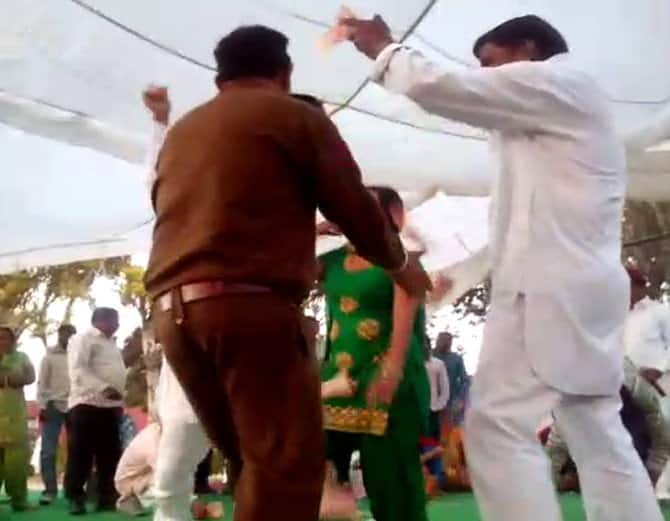  ਹੋਲੀ ਦੇ ਮੌਕੇ ਉੱਤੇ ਕੈਦੀਆਂ ਨੇ ਪੈਸੇ ਇਕੱਠੇ ਕਰ ਕੇ ਚਾਰ ਲੇਡੀ ਡਾਂਸਰਾਂ ਨੂੰ ਜੇਲ੍ਹ ਵਿੱਚ ਸੱਦਿਆ। 