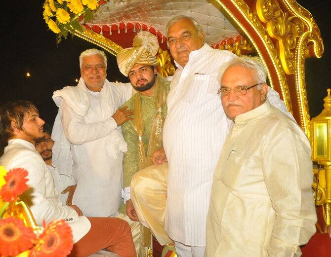 ਹਰਿਆਣਾ ਦੇ ਸਾਬਕਾ ਮੁੱਖ ਮੰਤਰੀ ਭੁਪਿੰਦਰ ਹੁੱਡਾ ਨਵੀਂ ਜੋੜੀ ਨੂੰ ਅਸ਼ੀਰਵਾਦ ਦਿੰਦੇ ਹੋਏ।