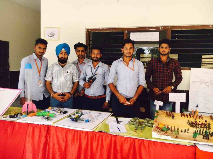 ਕਾਲਜ ਦੇ ਡਿਫੈਂਸ ਵਿਭਾਗ ਵੱਲੋਂ ਪ੍ਰਦਰਸ਼ਿਤ ਕੀਤੇ ਗਏ ਜੰਗੀ ਮਾਡਲ ਨੇ ਵੀ ਆਪਣੀ ਵਿਲੱਖਣਤਾ ਨਾਲ ਸਭ ਨੂੰ ਕੇਂਦਰਿਤ ਕੀਤਾ।