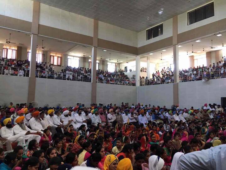 ਕਲਕਾਰ ਵਿਦਿਆਰਥੀਆਂ ਵੱਲੋਂ ਪੇਸ਼ ਕੀਤੇ ਗਏ ਫੈਸ਼ਨ ਸ਼ੋਅ ਅਤੇ ਨਾਟਕ 'ਸਿੰਘ ਸੂਰਮੇ' ਨੇ ਦਰਸ਼ਕਾਂ ਨੂੰ ਕੀਲ ਕੇ ਰੱਖਿਆ। ਸੱਤ ਰੰਗ ਵਿਰਾਸਤੀ ਮੇਲੇ ਦੀਆਂ ਸਰਗਰਮੀਆਂ ਵਿੱਚ ਕਾਲਜ ਦੇ 65 ਅਧਿਆਪਕਾਂ ਅਤੇ 300 ਵਿਦਿਆਰਥੀਆਂ ਨੇ ਹਿੱਸਾ ਲਿਆ। ਕਾਲਜ ਪ੍ਰਿੰਸੀਪਲ ਡਾ. ਕੁਲਦੀਪ ਸਿੰਘ ਬੱਲ ਨੇ ਕਿਹਾ ਕਿ ਗੌਰਵਮਈ ਵਿਰਸੇ ਨੂੰ ਸਾਂਭੀ ਰੱਖਣ ਦੇ ਉਪਰਾਲੇ ਨਾਲ ਕਾਲਜ ਵੱਲੋਂ ਇਹ ਮੇਲਾ ਹਰ ਸਾਲ ਕਰਵਾਇਆ ਜਾਂਦਾ ਹੈ ਅਤੇ ਮੌਸਮ ਨੂੰ ਧਿਆਨ ਵਿੱਚ ਰੱਖਦੇ ਹੋਏ ਅਗਲੇ ਸਾਲ ਤੋਂ ਇਹ ਮੇਲਾ ਨਵੰਬਰ ਮਹੀਨੇ ਵਿੱਚ ਕਰਵਾਇਆ ਜਾਵੇਗਾ।
