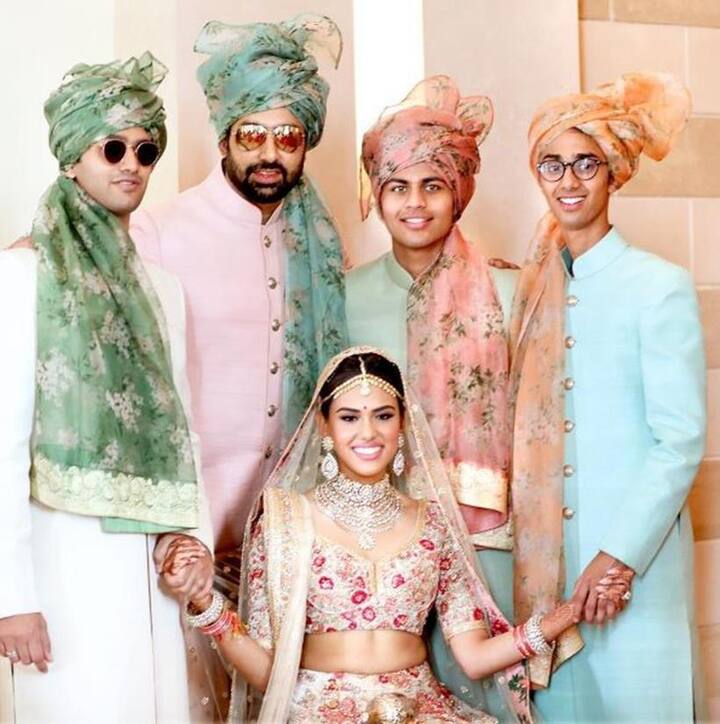 ਅਨੁਸ਼ਕਾ ਅਭਿਸ਼ੇਕ ਨੂੰ ਆਪਣਾ ਭਰਾ ਮੰਨਦੀ ਹੈ।