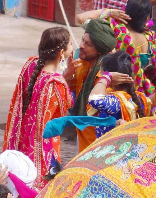 ਪੰਜਾਬੀ ਸੂਟ ਵਿੱਚ ਅਨੁਸ਼ਕਾ ਬੇਹਦ ਪਿਆਰੀ ਲੱਗ ਰਹੀ ਸੀ। 