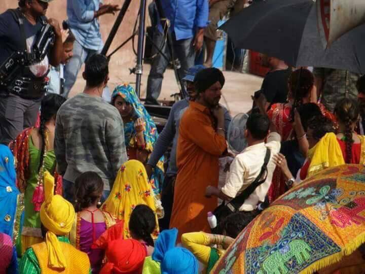 ਸ਼ਾਹਰੁਖ ਵੀ ਕੁਰਤੇ ਪਜਾਮੇ ਵਿੱਚ ਖੂਬ ਜੱਚੇ। 