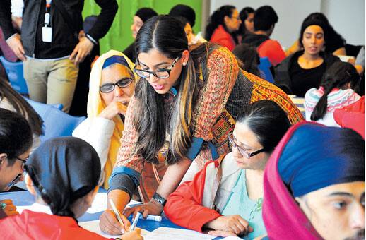 ਬਰੈਂਪਟਨ: ਉਂਟਾਰੀਓ ਸੂਬਾ ਅਪਰੈਲ ਮਹੀਨੇ ਨੂੰ ਸਿੱਖ ਵਿਰਾਸਤੀ ਜਸ਼ਨਾਂ ਵਜੋਂ ਮਨਾ ਰਿਹਾ ਹੈ ਅਤੇ ਇਸ ਪੂਰੇ ਮਹੀਨੇ ਦੌਰਾਨ ਬਹੁਤ ਸਾਰੀਆਂ ਆਰਟ ਗੈਲਰੀਆਂ ਵਿੱਚ ਸਿੱਖ ਇਤਿਹਾਸ ਅਤੇ ਵਿਰਾਸਤ ਨਾਲ ਸਬੰਧਤ ਪ੍ਰਦਰਸ਼ਨੀਆਂ, ਸੰਗੀਤ ਸਮਾਗਮ ਅਤੇ ਸੈਮੀਨਾਰ ਚੱਲ ਰਹੇ ਹਨ। 