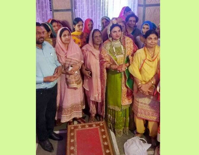  ਦੁਸ਼ਯੰਤ ਚੌਟਾਲਾ ਸੀਨੀਅਰ ਆਈ ਪੀ ਐਸ ਅਧਿਕਾਰੀ ਪਰਮਜੀਤ ਸਿੰਘ ਅਹਿਲਵਾਤ ਦੀ ਬੇਟੀ ਮੇਘਨਾ ਅਹਿਲਵਾਤ ਨਾਲ ਵਿਆਹ ਕਰਵਾ ਰਹੇ ਹਨ।