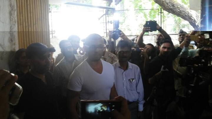 ਪਰ ਗਲਤ ਖਿਲਾਫ ਕਿਸੇ ਨਾ ਕਿਸੇ ਨੂੰ ਤਾਂ ਬੋਲਣਾ ਹੀ ਪਏਗਾ। 