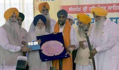 ਸ੍ਰੋਮਣੀ ਗੁਰਦੁਆਰਾ ਪ੍ਰਬੰਧਕ ਕਮੇਟੀ ਹਰਜੀਤ ਸਿੰਘ ਸੱਜਣ ਦਾ ਸਨਮਾਨ ਕਰਦੀ ਹੋਈ। 