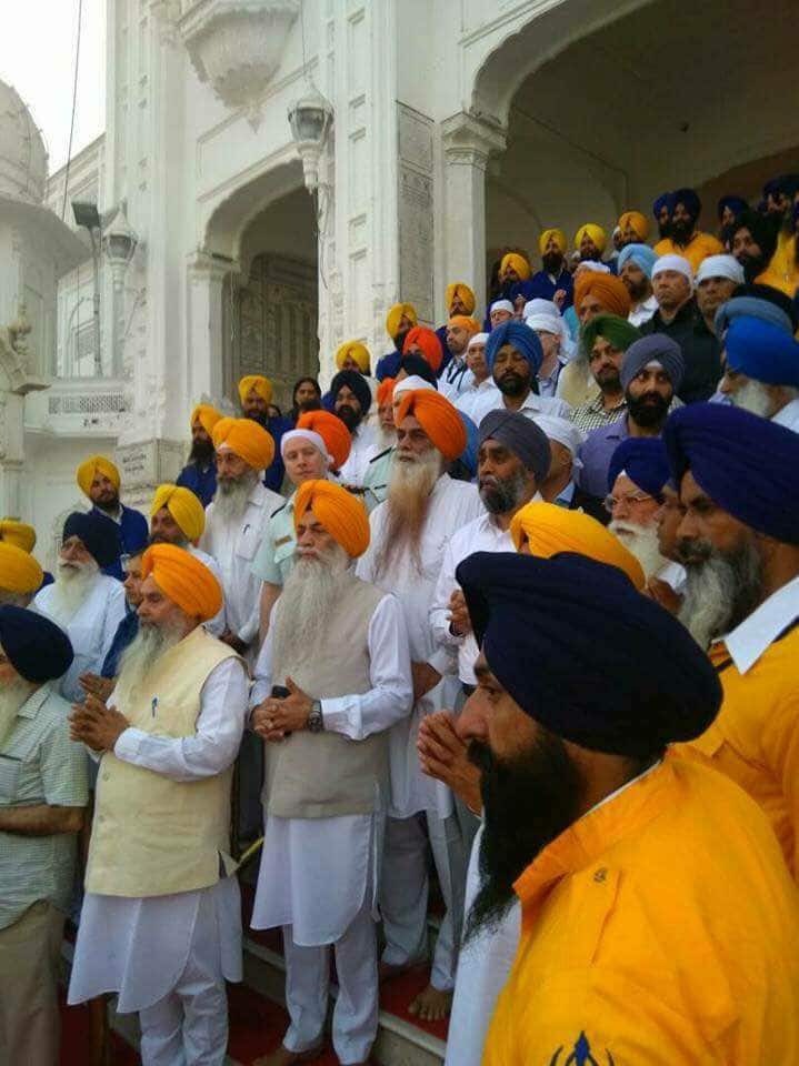ਮੱਥਾ ਟੇਕਣ ਤੋਂ ਬਾਅਦ ਦਰਬਾਰ ਸਾਹਿਬ ਤੋਂ ਬਾਹਰ ਆਉਂਦੇ ਹੋਏ ਹਰਜੀਤ ਸਿੰਘ ਸੱਜਣ