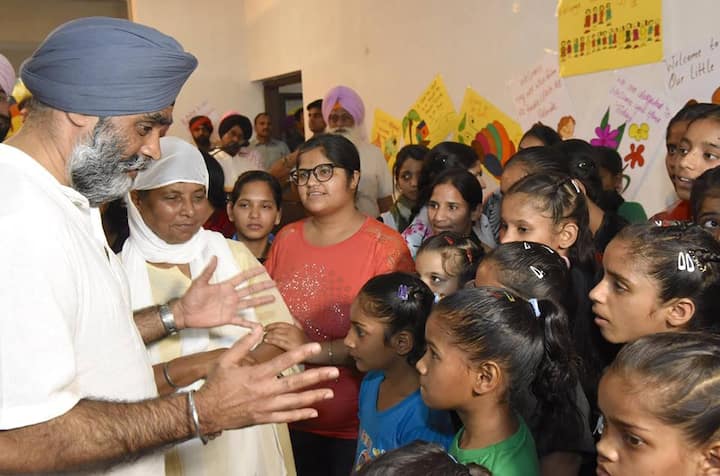 ਪਿੰਗਲਵਾੜਾ ਦੇ ਬੱਚਿਆਂ ਨੂੰ ਉਨਾਂ ਜ਼ਿੰਦਗੀ 'ਚ ਕੁਝ ਬਣਨ ਦਾ ਜਜ਼ਬਾ ਦਿੱਤਾ ਅਤੇ ਬੱਚਿਆਂ ਨਾਲ ਗੱਲਾਂ ਕੀਤੀਆਂ।