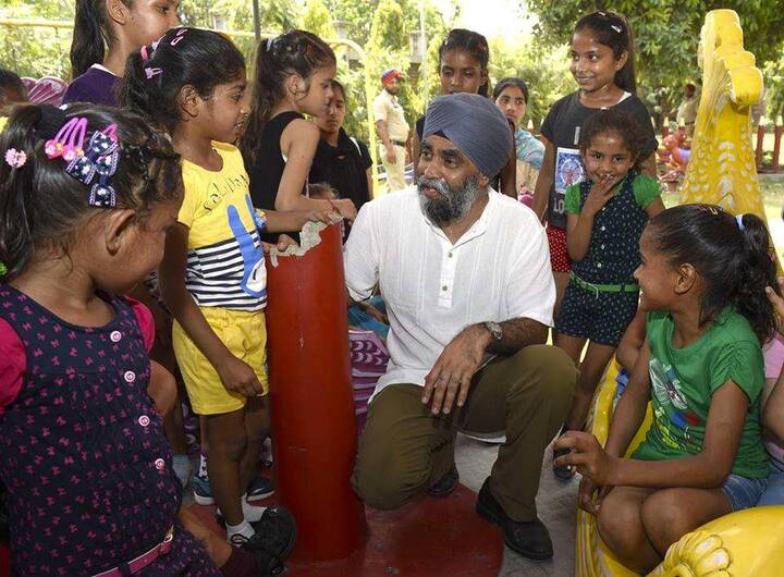 ਇਸ ਤੋਂ ਬਾਅਦ ਸੱਜਣ ਜਲੰਧਰ ਦੇ ਯੂਨੀਕ ਹੋਮ ਵਿਖੇ ਵੀ ਗਏ ਜਿੱਥੇ ਅਨਾਥ ਕੁੜੀਆਂ ਤੇ ਔਰਤਾਂ ਨੂੰ ਸੰਭਾਲਿਆ ਜਾਂਦਾ ਹੈ। 