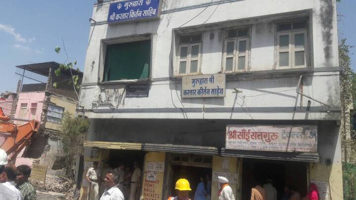 ਪੁਲਿਸ ਨੇ ਧੱਕੇਸ਼ਾਹੀ ਕਰਦਿਆਂ ਦੂਜੀ ਮੰਜ਼ਲ 'ਤੇ ਬਣਾਈ ਹੋਈ ਲਾਇਬ੍ਰੇਰੀ ਦੀਆਂ 40,000 ਕਿਤਾਬਾਂ ਵੀ ਲੁੱਟ ਲਈਆਂ ਗਈਆਂ ਹਨ।