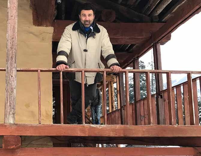 ਪਿੰਡ ਵਿੱਚ ਸੰਨ੍ਹੀ ਕਿਸੇ ਹੋਟਲ ਵਿੱਚ ਨਹੀਂ ਸਗੋਂ ਆਮ ਘਰ ਵਿੱਚ ਰਹਿ ਰਹੇ ਹਨ ਅਤੇ ਦਾਲ ਰੋਟੀ ਖਾ ਰਹੇ ਹਨ। ਅਸਲ ਵਿੱਚ ਸੰਨ੍ਹੀ ਦਿਉਲ ਇੱਥੇ 'ਪਲ ਪਲ ਦਿਲ ਦੇ ਪਾਸ' ਫ਼ਿਲਮ ਦੀ ਸ਼ੂਟਿੰਗ ਲਈ ਆਏ ਹੋਏ ਹਨ। 