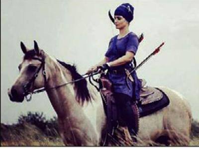 ਹਰਸੰਗਤ ਰਾਜ ਕੌਰ ਨੇ ਸਿਰਫ਼ ਨਿਹੰਗ ਬਾਣਾ ਹੀ ਨਹੀਂ ਅਪਣਾਇਆ ਸਗੋਂ ਪੂਰਨ ਗੁਰਮਰਿਆਦਾ ਅਨੁਸਾਰ ਅੰਮ੍ਰਿਤ ਛਕਿਆ ਹੈ। ਉਸ ਨੇ 2012 ਵਿਚ ਅਪਣੀ ਪਹਿਲੀ ਬਰਤਾਨੀਆ ਫੇਰੀ ਦੌਰਾਨ ਬਾਬਾ ਬੁੱਢਾ ਦਲ ਦੇ ਜਥੇਦਾਰ ਜੋਗਿੰਦਰ ਸਿੰਘ ਤੋਂ ਅੰਮ੍ਰਿਤ ਛਕਿਆ ਸੀ।