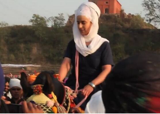 ਤੀਰਅੰਦਾਜ਼ੀ ਅਤੇ ਘੋੜਸਵਾਰੀ ਵਿਚ ਪੂਰੀ ਤਰ੍ਹਾਂ ਮਾਹਰ ਹਰਸੰਗਤ ਰਾਜ ਕੌਰ ਨੇ ਦਸਿਆ ਕਿ ਉਸ ਨੂੰ ਨਿਹੰਗਾਂ ਦਾ ਬਾਣਾ ਅਤੇ ਰਹਿਣ-ਸਹਿਣ ਕੁਦਰਤ ਦੇ ਨੇੜੇ ਜਾਪਿਆ। 