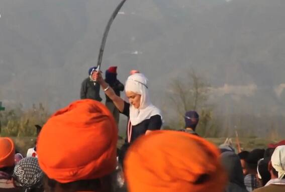 ਅਮਰੀਕਾ ਵਿਚ ਸਿੱਖਾਂ 'ਤੇ ਹਮਲੇ ਦੀਆਂ ਘਟਨਾਵਾਂ ਬਾਰੇ ਸੁਣ ਕੇ ਉਸ ਨੂੰ ਹੈਰਾਨੀ ਨਹੀਂ ਹੁੰਦੀ ਕਿਉਂਕਿ ਉਹ ਜਾਣਦੀ ਹੈ ਕਿ ਸਿੱਖ ਪਹਿਰਾਵੇ ਨੂੰ ਲੋਕ ਗ਼ਲਤ ਸਮਝ ਲੈਂਦੇ ਹਨ।
